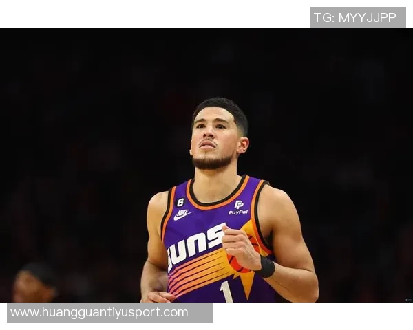 布克手感不佳依靠罚球逆袭18投7中贡献27分4篮板4助攻